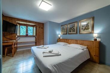 בית מלון כפרי & Restaurant Perret   Mountain People