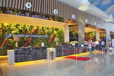 Hotel Forest City Marina