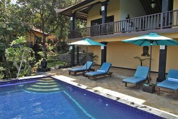 בית מלון כפרי Puri Mangga Sea View Resort & Spa