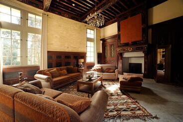 هتل Chateau De Pondres