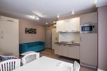 هتل Caro Apartments & Rooms