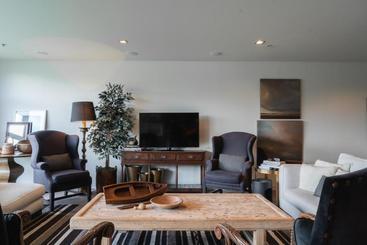 Отель 53 Shotover Apartments