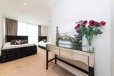 هتل Pinnacle Apartments Central