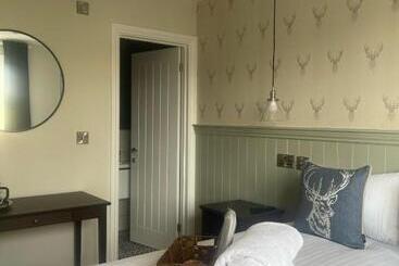 Отель The Horseshoe And Castle