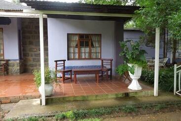 בית מלון כפרי Lilac Lodge Purple House