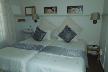 Отель Lilac Lodge Purple House