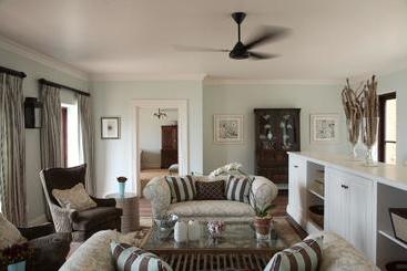 Отель Pezula Private Castle