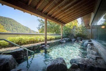 هتل Iizaka Onsen Surikamitei Ohtori