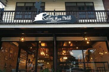 هتل Resting Place Hostel
