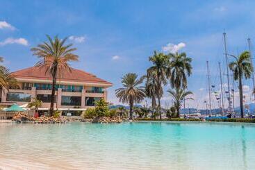 בית מלון כפרי The Subic Bay Yacht Club, Inc