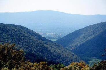 فندق Hostal Montserrat