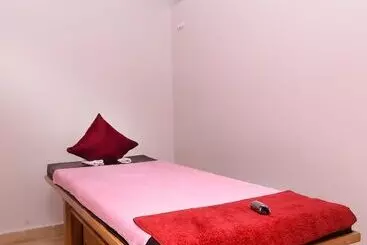 هتل Kuti Resort And Spa