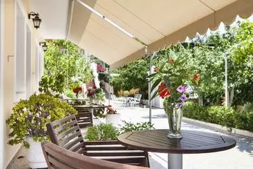 آپارتمان‌های توریست‌ها Tzivras Villa & Apartments