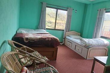 هتل Tashidelek Guest Lodge & House