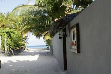 هتل Holiday Village Retreat