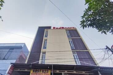 בית מלון כפרי Reddoorz Plus @ K23 Rungkut Madya