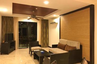 Sunset Seaview Beach Villas & Spa Suites At Nexus Karambunai