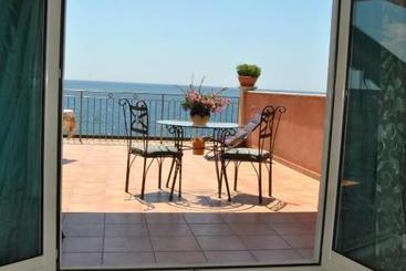 アパートホテル Fondaco Parrino Mare