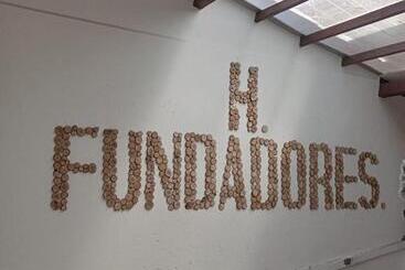 پانسیون Hostal Famihotel Fundadores
