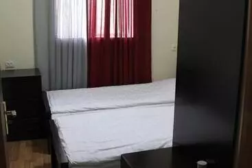 پانسیون Lomari S Guest House