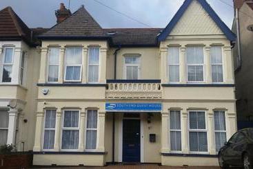 بنسيون Southend Guest House   Close To Beach, Train Station & Southend Airport