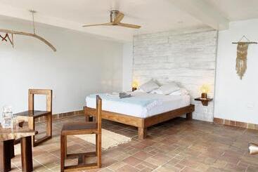 هتل Bird Island Bungalows