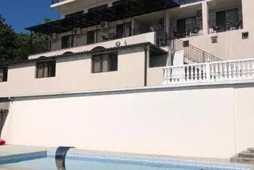 پانسیون White House Chakvi 150 M To The Beach