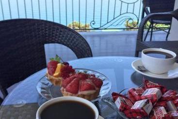 بنسيون White House Chakvi 150 M To The Beach