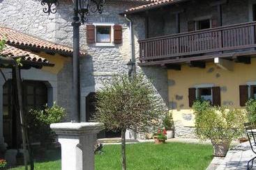 Majatalo Guesthouse Domacija Sajna