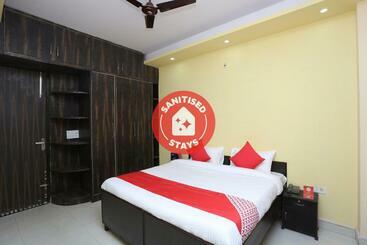 Oyo 28172 Hotel Golden Palace