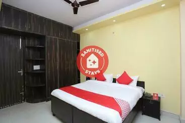 Oyo 28172 Hotel Golden Palace