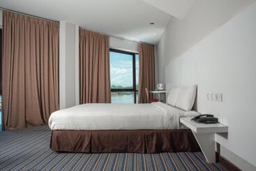 בית מלון כפרי Capital O 90083 Riverfront Inn