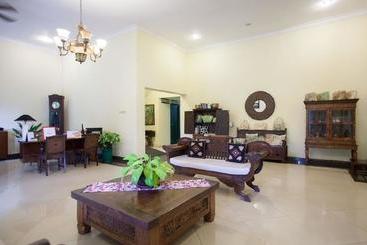 Hotel Reddoorz Plus Near Kalibaru Station