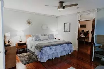 Georges On York B&b