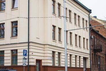 هتل آپارتمان Brother House Kaunas