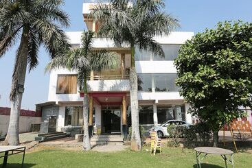 Oyo 24097 Hotel Gangotri