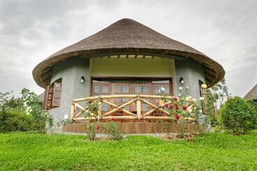 هتل Emburara Farm Lodge