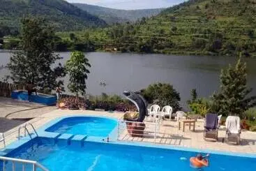هتل Kingfisher By The Green Resort