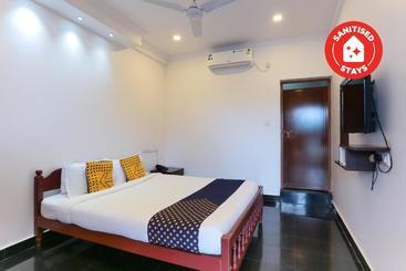 ホテル Spot On 23106 Vattekad Tourist Home