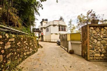 Hôtel Oyo 7670 Home Stay Rashik B&b