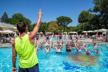 מלון דירות Villa Norcenni Apart