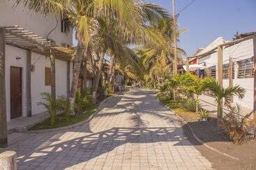 هتل Black Sand Beachhouse