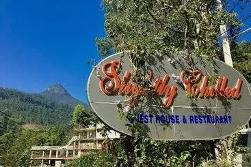 Hotelli Slightly Chilled Yellow House