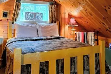 Mökkimajoitus Lakefront, Cabin Inspired Home With Firepit, Grill, & Screened Porch, Wifi