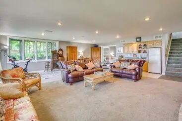 Landhus Private Shoreline & Green Bay Views! Family Home