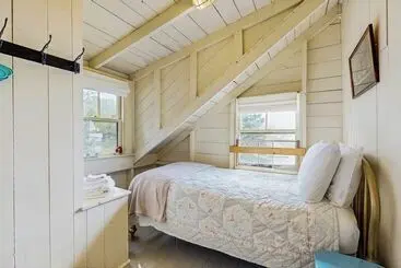 Bayfront Cottage With Fantastic Views & Minutes To Downtown Dog Friendly