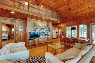 Mökkimajoitus Private Waterfront Home With Large Deck & Deep Water Dock
