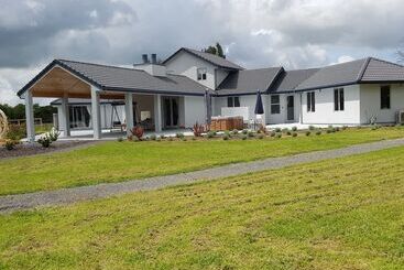 تختخواب و صبحانه Bruntwood Lodge