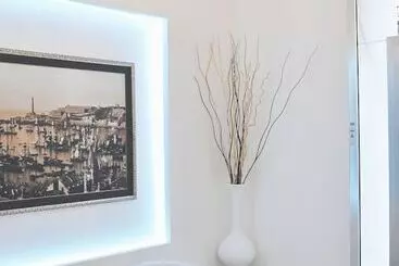 هتل Hnn Luxury Suites