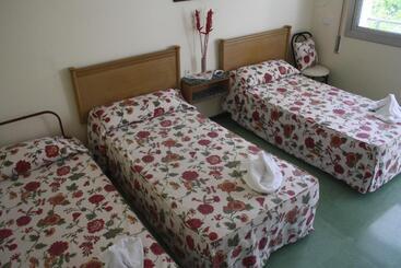 پانسیون Hostal Torre Mar